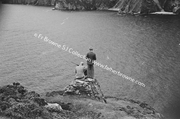 SLIEVE LEAGUE PARK  MR BYRNE AND BRIAN ON ROCK AT BUNGLASS